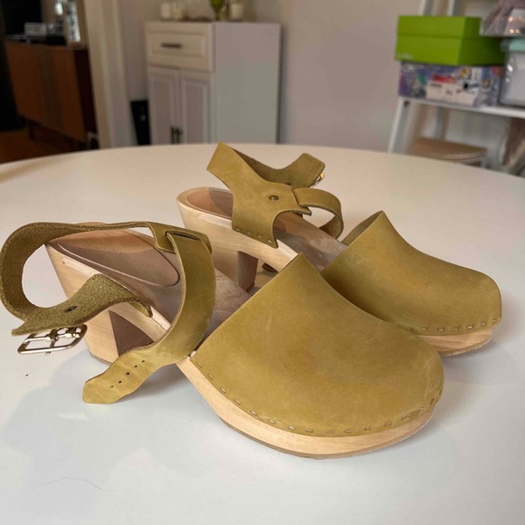 Bryr Clogs - Emma Closed Toe, High Heel - Picture 2 of 4